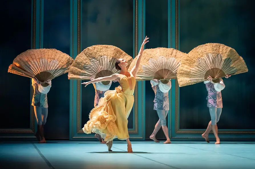 Scène de danse tirée de « Marie-Antoinette », mettant en scène une soliste et quatre membres de la troupe portant de grands éventails.