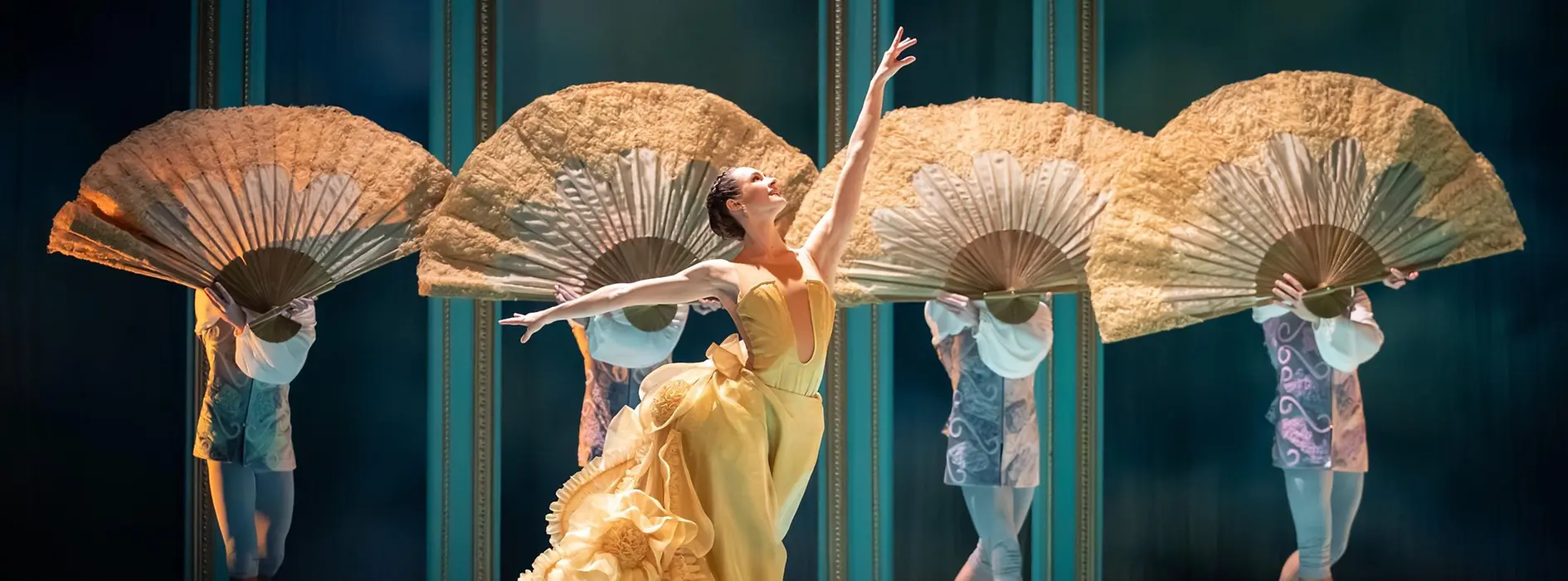 Tanzszene aus "Marie Antoinette" mit Solistin und vier Ensemblemitlgiedern, die große Fächer tragen.