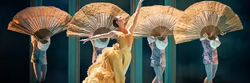Tanzszene aus "Marie Antoinette" mit Solistin und vier Ensemblemitlgiedern, die große Fächer tragen.