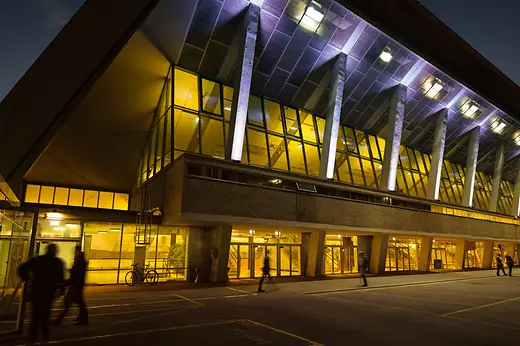 Wiener Stadthalle, di sera illuminata di giallo
