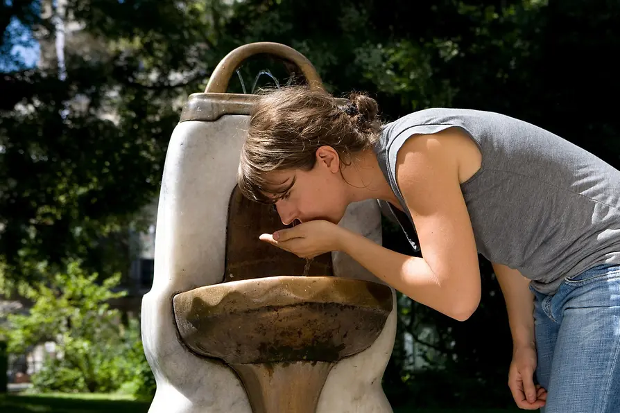 水飲み場の女性