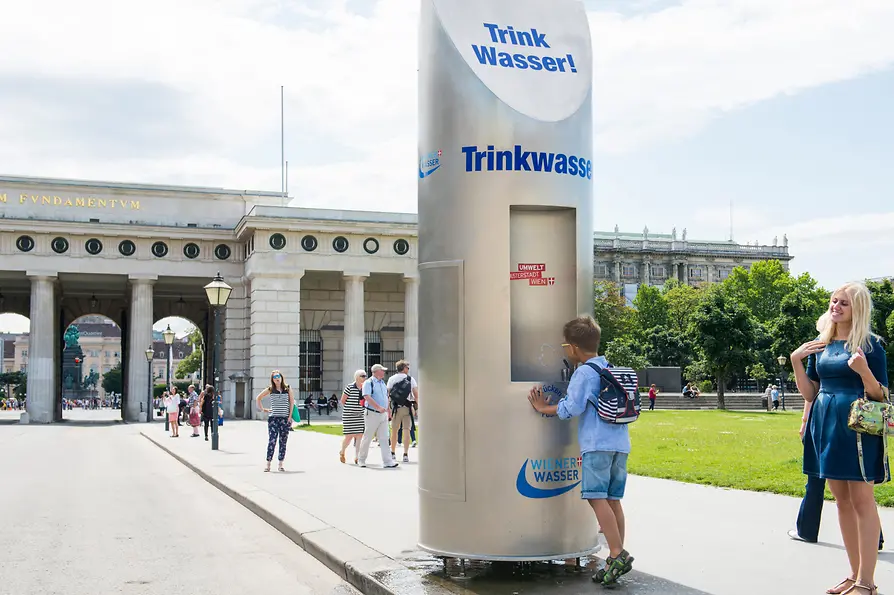 Fontanna z wodą pitną na placu Heldenplatz w Wiedniu