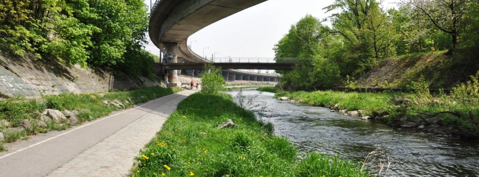 Río Viena, terraplén bajo puente de autopista