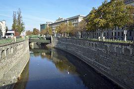 Rzeka Wiedeń płynąca między murami