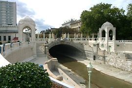 Construcţie în stil Art Nouveau pe râul Viena