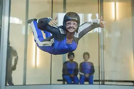 Femme dans le simulateur de chute libre en circuit de Windobona