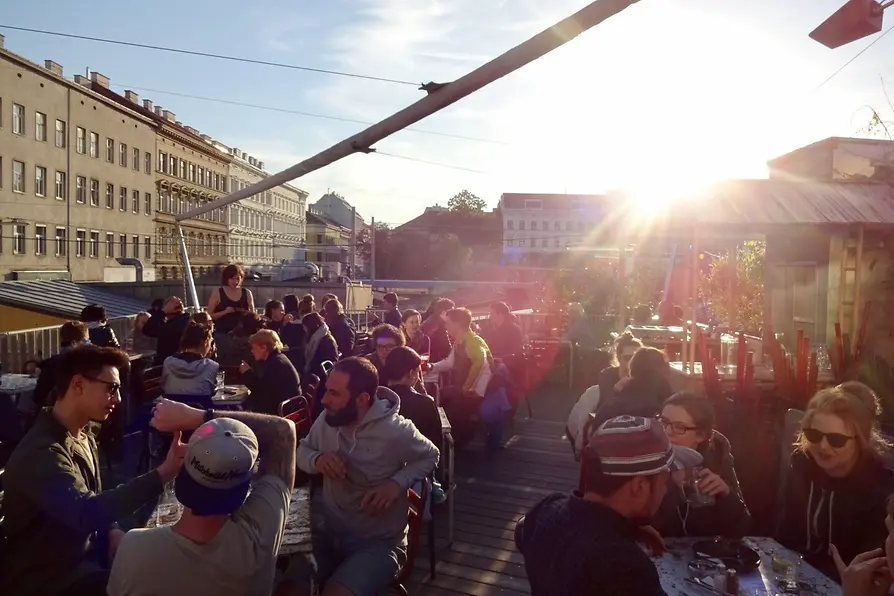 Dachterrasse eines Lokals am Brunnenmarkt