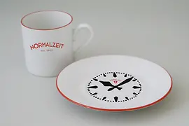 Normalzeitシリーズのデザイン製品、アウガルテン磁器工房のモカカップとソーサー