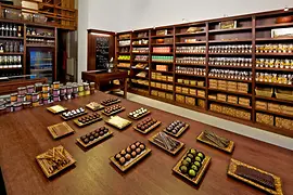 Vari tipi di pasticcini nella cioccolateria Xocolat