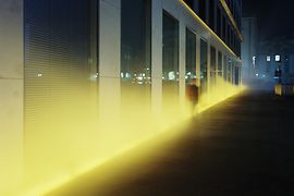 Lo spettacolo di luci Yellow Fog alla sede centrale della Verbund in Platz am Hof