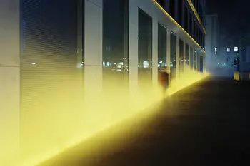 Lichtspektakel Yellow Fog an der Verbund-Zentrale am Hof