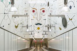 Das Werk des Künstlers Yves Netzhammer mit dem Titel "Gesichtsüberwachungsschnecken" in der U-Bahnstation U1 Altes Landgut. 