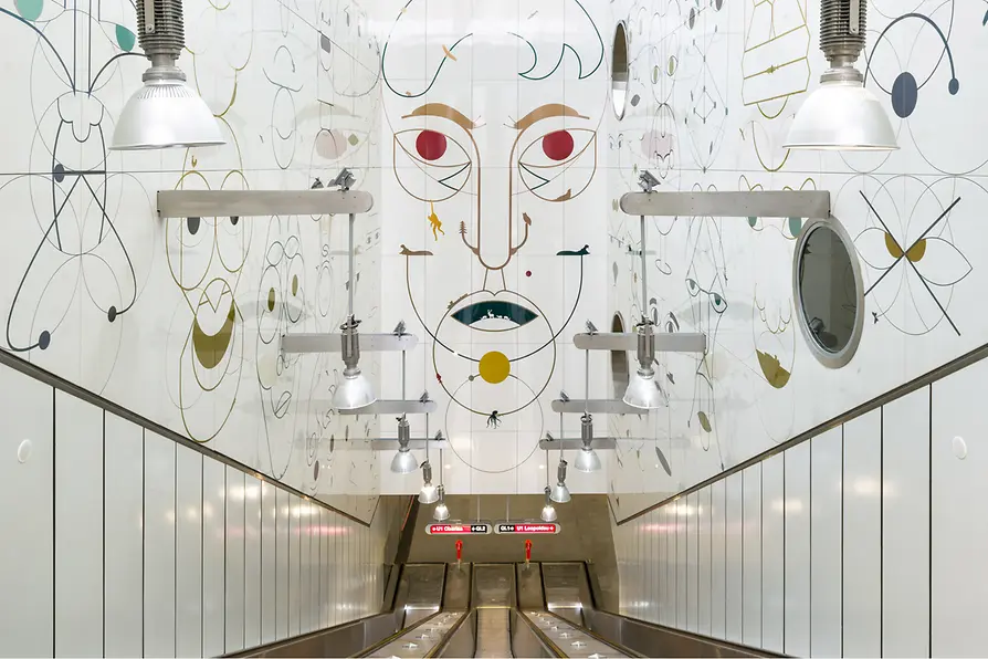 The work of the artist Yves Netzhammer with the title \"Face surveillance snails\" in the subway station U1 Altes Landgut. 