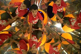 Bambino che attraversa il tunnel degli specchi