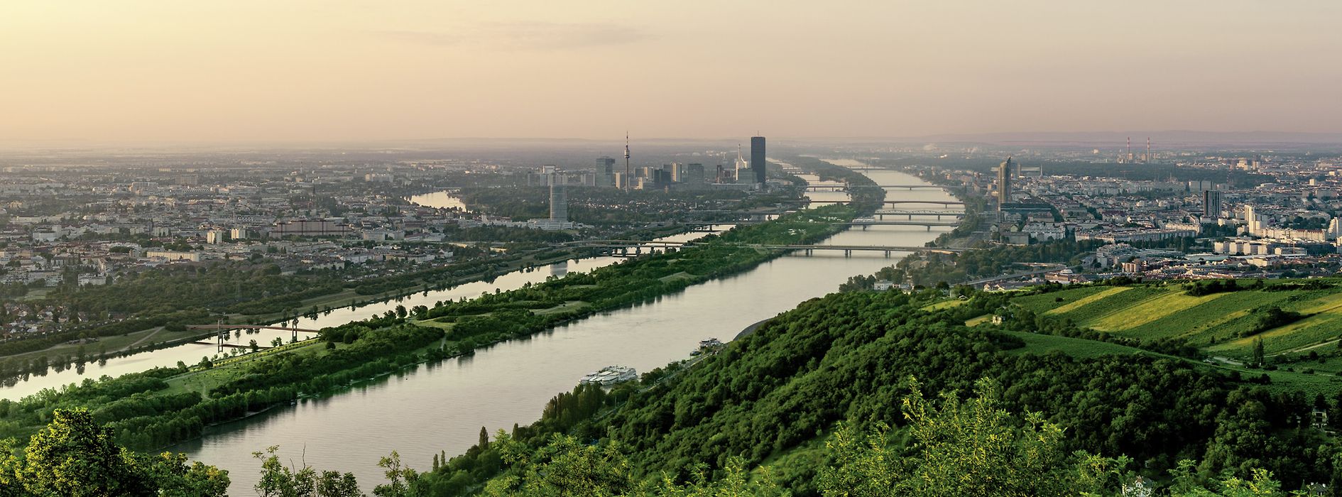 Vista desde arriba sobre la Isla del Danubio y Viena