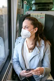 Mujer con mascarilla FFP2 en un tren