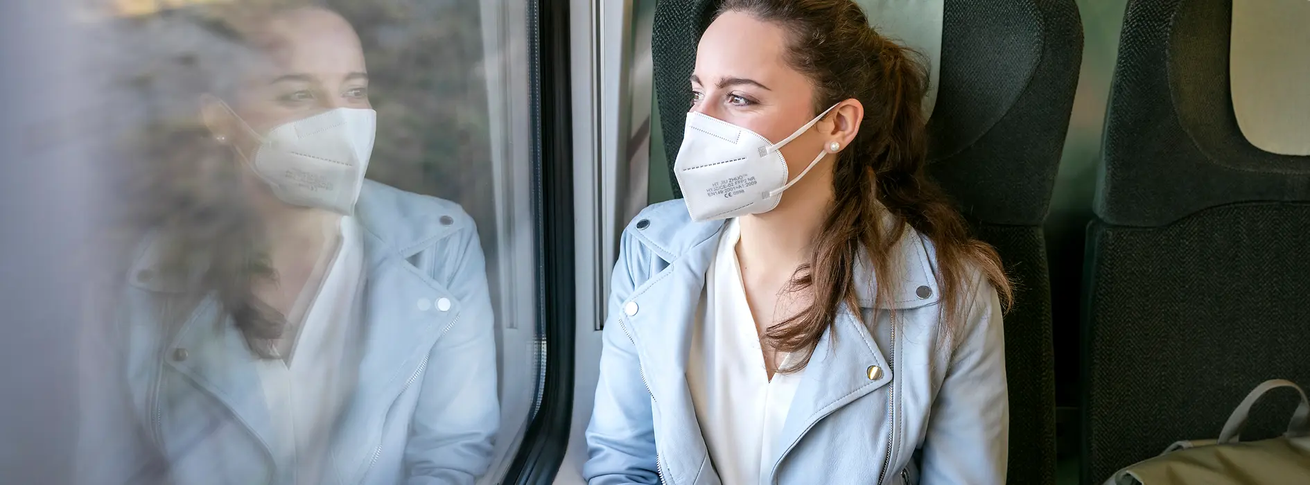 Frau mit FFP2-Maske im Zug