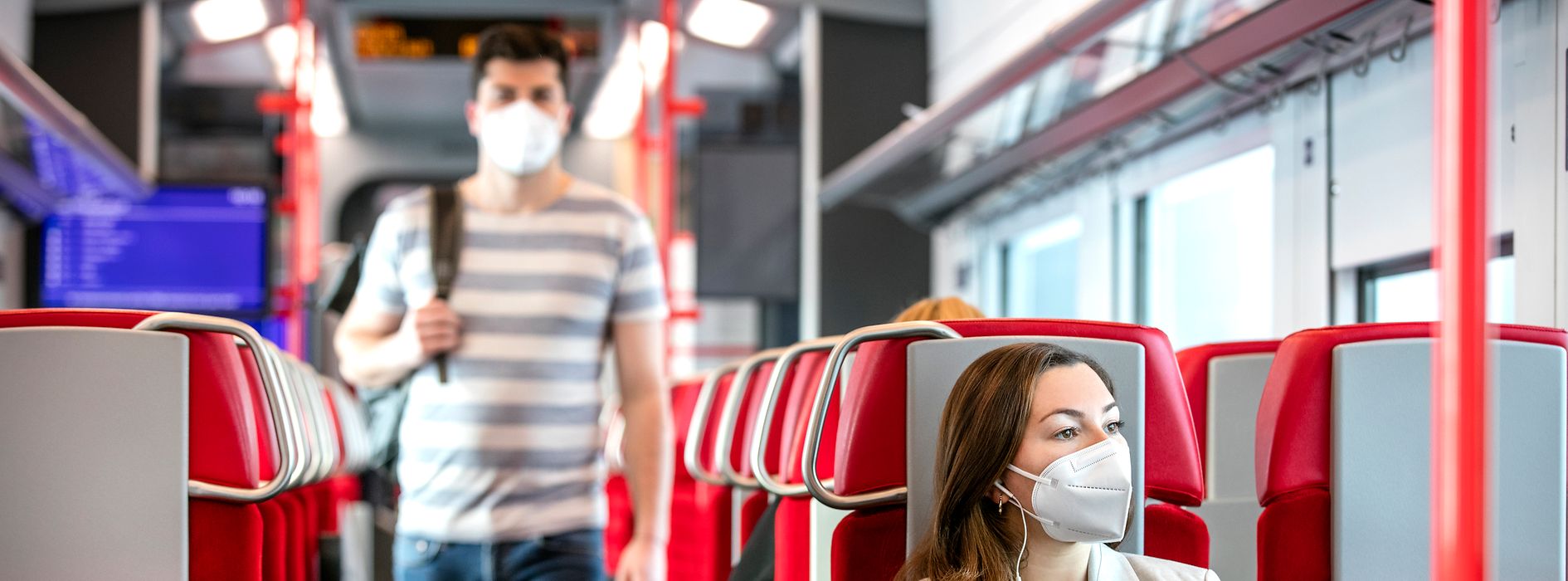 Fahrgäste mit FFP2-Maske im Zug
