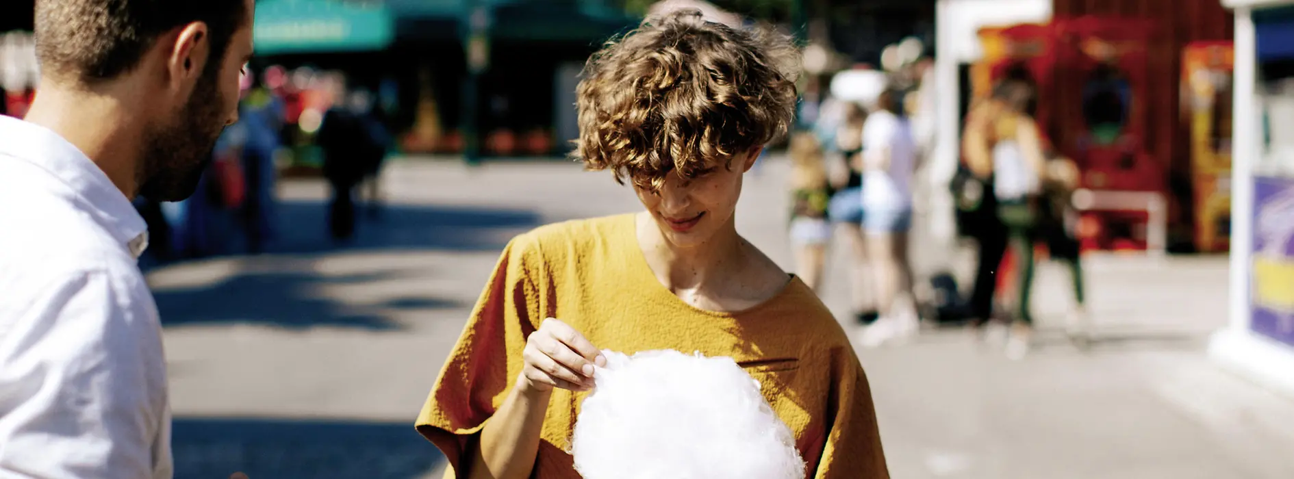 Prater: young woman eating cotton candy