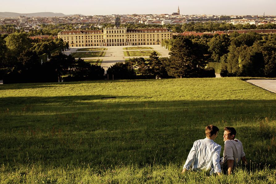 Blick von der Gloriette über den Schlosspark Schönbrunn und die Stadt