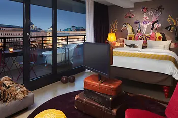 Habitación de hotel con bañera independiente en la terraza