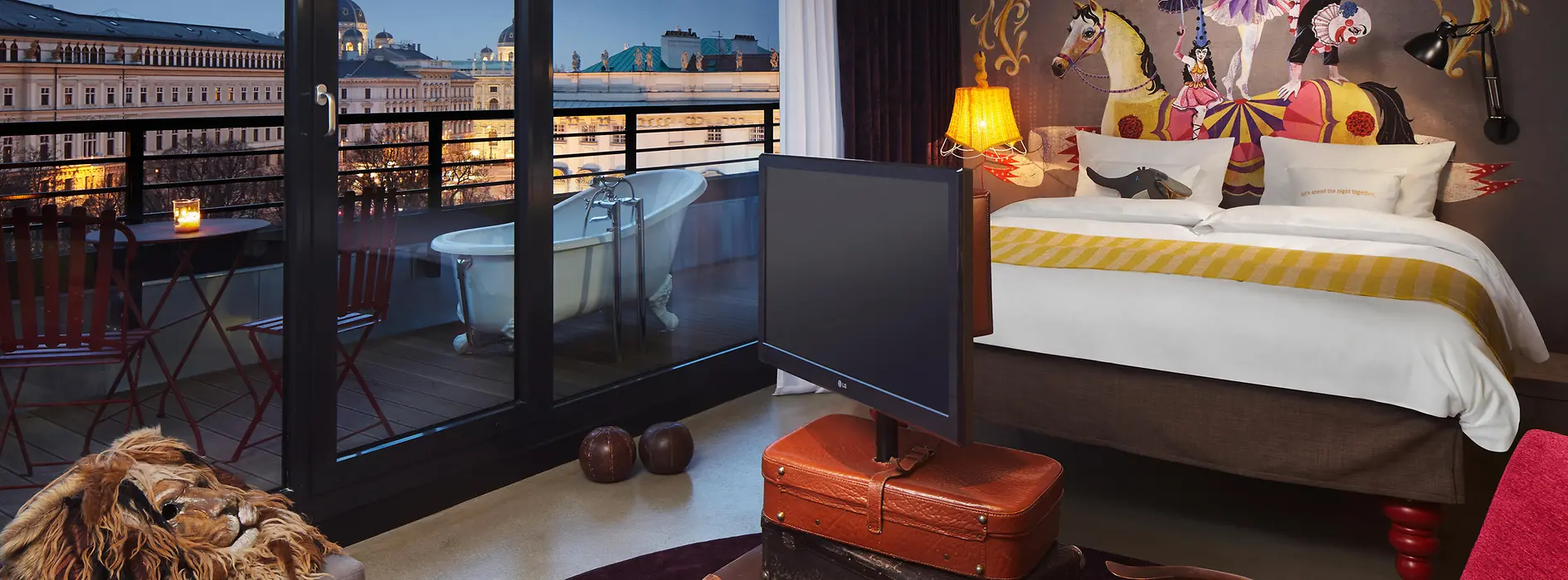Habitación de hotel con bañera independiente en la terraza