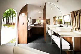 Vista de una caravana con equipamiento de lujo