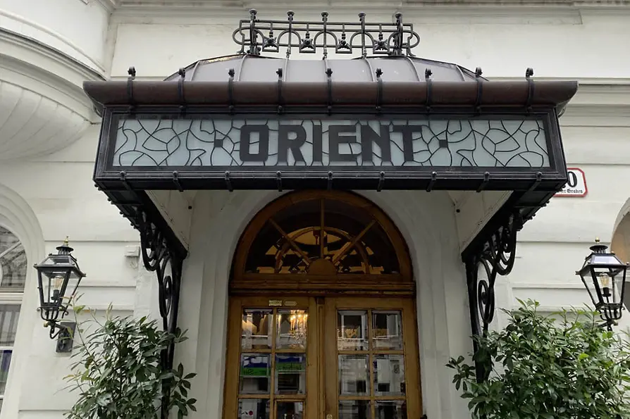 Fassade des legendären Stundenhotels Orient