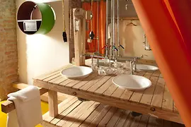 Baño en una habitación de huéspedes
