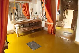 Zona húmeda en una habitación de huéspedes
