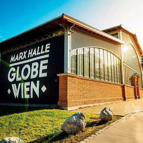 Globe Wien, Fassade Marx Halle