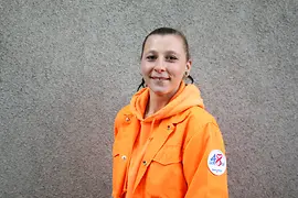 Denise Frost, empleada de MA 48, con ropa de trabajo naranja