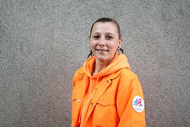 Denise Frost, dipendente di MA 48, in abiti da lavoro arancioni