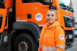 MA 48-Mitarbeiterin Denise Frost vor Müllwagen