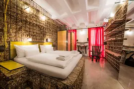 Habitación de hotel con camas de paja