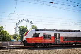 Cityjet Zug der ÖBB mit Riesenrad im Hintergrund