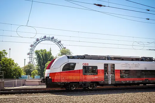 Cityjet Zug der ÖBB mit Riesenrad im Hintergrund