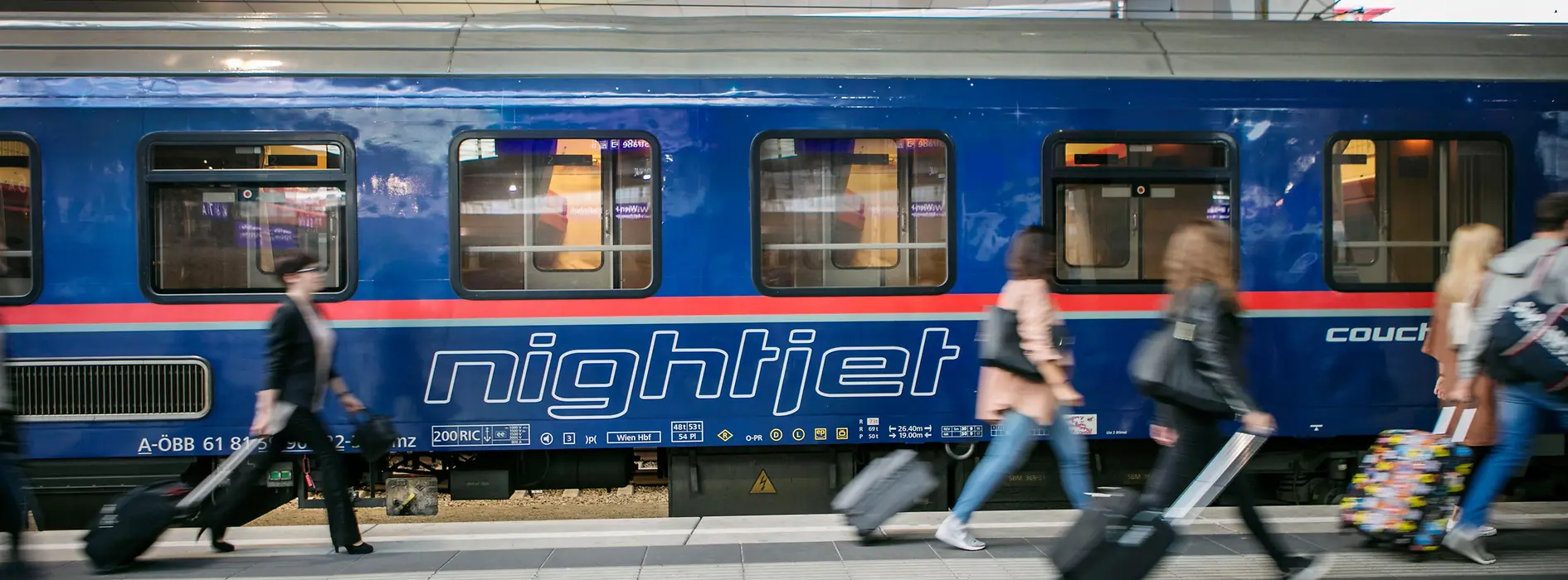 ÖBB Nightjet im Bahnhof mit Reisenden im Vordergrund