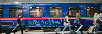 Nightjet ÖBB en gare avec voyageurs à l'avant-plan