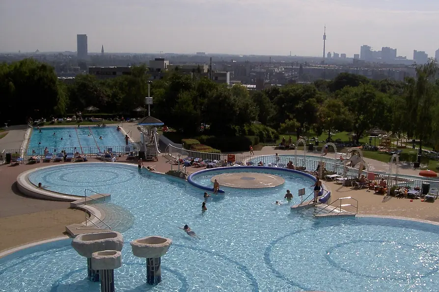 Piscine de Döblingen, Vienne en arrière-plan