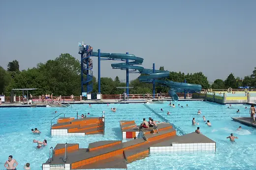 Schafbergbad, piscine en plein air, toboggan en arrière-plan