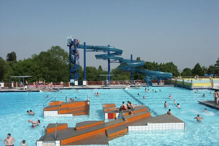 Schafbergbad, piscine en plein air, toboggan en arrière-plan
