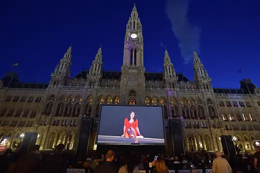 Filmfesztivál a Rathausplatzon 2018-ban, sokan nézik a városháza előtti vetítővásznat