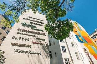 Schriften an einem Gebäude am Ludwig-Hirsch-Platz im 2. Bezirk