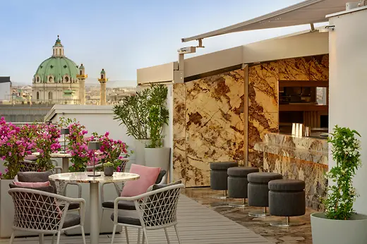 The Ritz-Carlton, Vienna Atmosphere Rooftop Bar, klarer Himmel Aussicht auf Wien