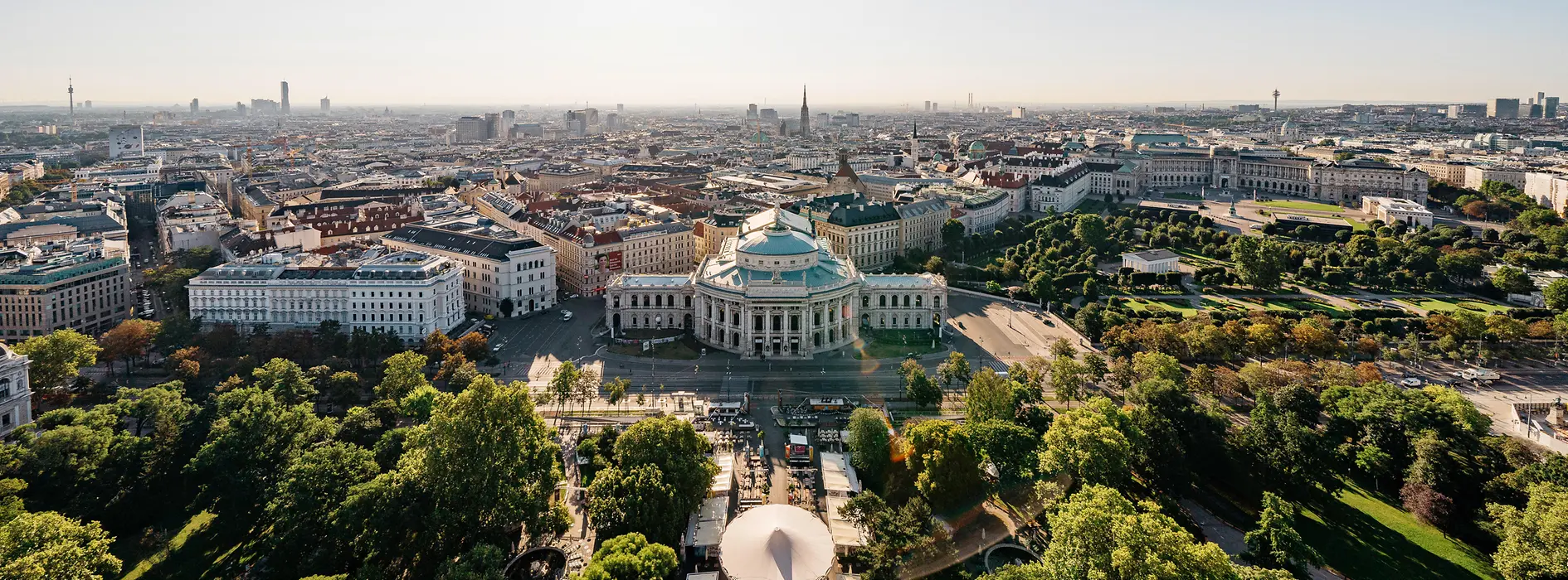Bécs, panoráma a Burgtheaterre a Városháza felől