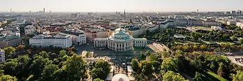 Viena, vista panorámica del Burgtheater desde el Ayuntamiento