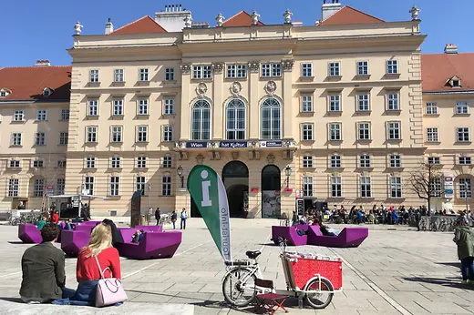 Mobil turisztikai információs központ teherbiciklivel a MuseumsQuartier előtt
