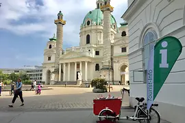 Mobile Tourist-Info mit dem Lastenfahrrad vor der Karlskirche 