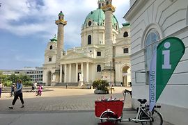 Mobile Tourist-Info mit dem Lastenfahrrad vor der Karlskirche 